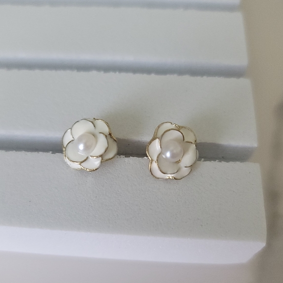 Elegant White Rose Flower Pearl Stud Earrings - Picture 2 of 4